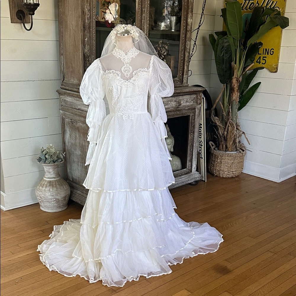 BRIDALLURE VINTAGE WHITE LACE TIERED LONG SLEEVE WEDDING GOWN HEADPIECE VEIL XS